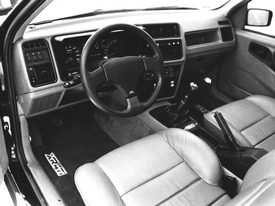 Интерьер Merkur XR4Ti 1985 года  (фото 9 из 11)